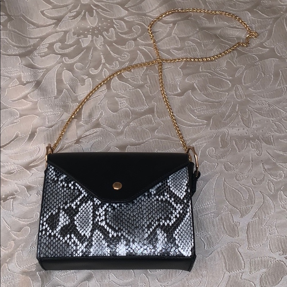 Crossbody bag. Snake print.